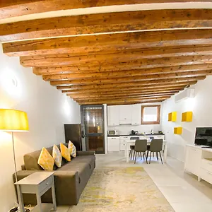 Apartment Isa Lovely In, Venice